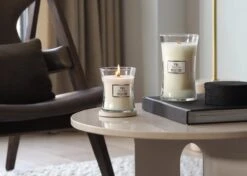 WoodWick Hourglass Large Geurkaars - White Tea & Jasmine -WoodWick 1200x857 3